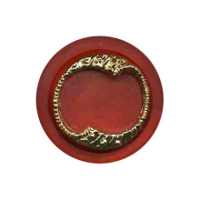 Bouton  en polyester rouge et mtal dor en 18 et 23 mm